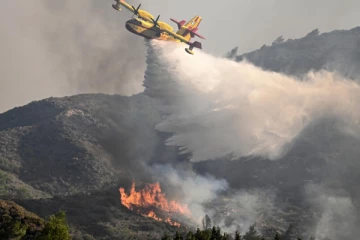 தீயை அணைக்க போராடிய விமானிகள் - வெடித்து சிதறிய விமானம்!