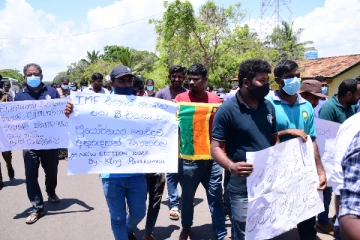 விவசாயிகளுக்கு இரசாயன உரத்தையும் எரிபொருளையும் வழங்குமாறு கோரி பேரணி (Photos)
