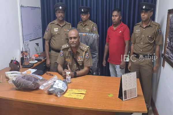 நகைக்கடையில் நெக்லஸ் திருடிக்கொண்டு ஓடியவர் பிடிபட்டார் | Man Arrested For Stealing Necklace From Jewelry நகைக்கடையில் நெக்லஸ் திருடிக்கொண்டு ஓடியவர் பிடிபட்டார் | Man Arrested For Stealing Necklace From Jewelry