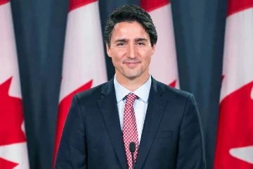 6 மில்லியன் டொலர் இழப்பீடு கேட்டு பிரதமர் ட்ரூடோ மீது வழக்குத் தொடர்ந்த அதிகாரி