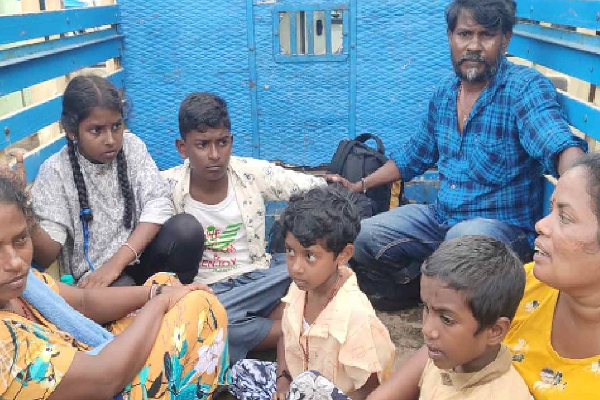 7 இலங்கை தமிழர்கள் அகதிகளாக தனுஷ்கோடிக்கு வருகை..! | 7 Sri Lankan Tamils Visit Dhanushkodi As Refugees
