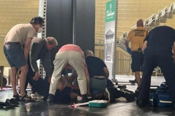 ලෝකයේම ප්‍රසිද්ධ පුද්ගලයකුට පිහි ඇනුමක්...