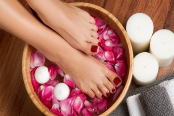 பாதங்களை அழகாக்க இனி வீட்டிலேயே பெடிக்யூர் செய்யலாம்: எப்படி செய்வது?
