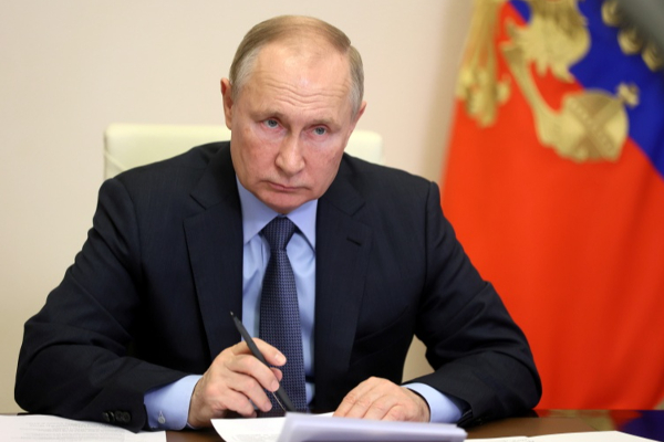 பொருளாதார நெருக்கடியால்  கார் சாரதியாக பணியாற்றிய ரஷ்யா அரசதலைவர் - ஐபிசி தமிழ்