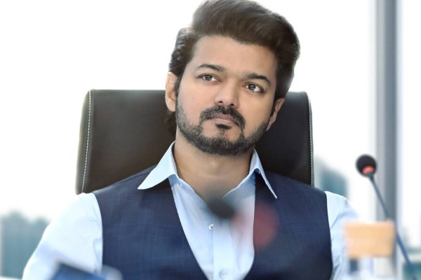 விஜய்யின் வாரிசு பட முதல் விமர்சனம், யாரிடம் இருந்து வருகிறது தெரியுமா?- போடு வெடிய | Vijay To Watch Varisu Film Before Release விஜய்யின் வாரிசு பட முதல் விமர்சனம், யாரிடம் இருந்து வருகிறது தெரியுமா?- போடு வெடிய | Vijay To Watch Varisu Film Before Release