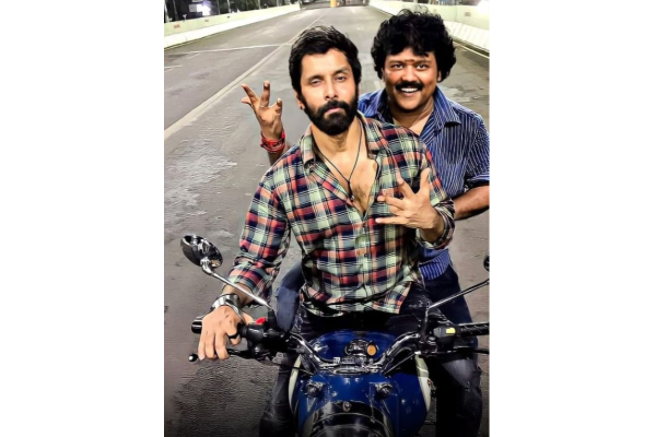 பிரபல நடிகருடன் புல்லட்டில் சென்ற நடிகர் விக்ரம், வெளியான அன்ஸீன் புகைப்படம் | Vik Ram Bull Sree Man