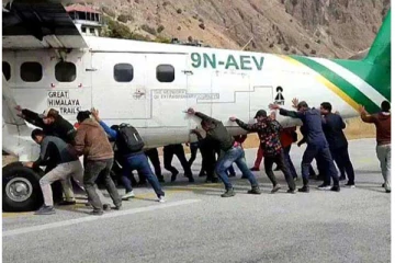 டயர் பஞ்சராகி நின்ற விமானம் - கைகளால் தள்ளிய ஊழியர்கள் - வைரலாகும் வீடியோ