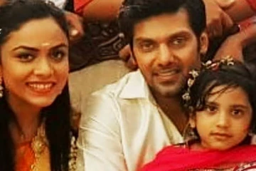 கடற்கரையில் குட்டை ஆடையில் போஸ்.. ஆர்யா முன்னாள் காதலி வெளியிட்ட புகைப்படம்..