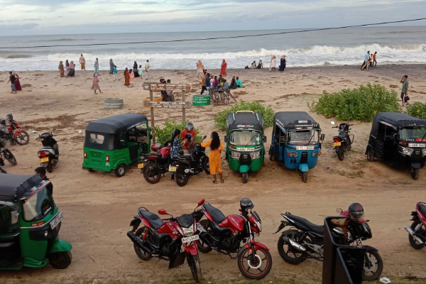 காலநிலை சீற்றத்திற்கு நடுவில் புதினம் பார்க்க வந்த தமிழர் பகுதி மக்கள் | People Came To See The Novel Amidst Weather Chaos