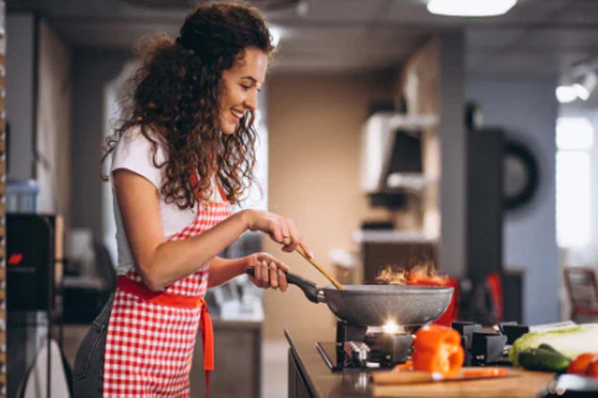 வீட்டில் செல்வம் பெருக வேண்டுமா? இந்த திசையில் வைத்து சமைக்கக்கூடாதாம் | Which Direction Cooking In Kitchen Vastu Tips