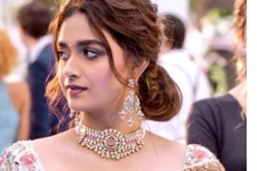 வித்தியாசமான ட்ரான்ஸ்ப்ரண்ட் புடவையில் நிகழ்ச்சிக்கு வந்து கவர்ந்த கீர்த்தி சுரேஷ், இதோ