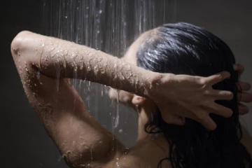 குளித்து கொண்டிருந்த பெண்ணை படம் பிடித்த கான்ஸ்டபிள்