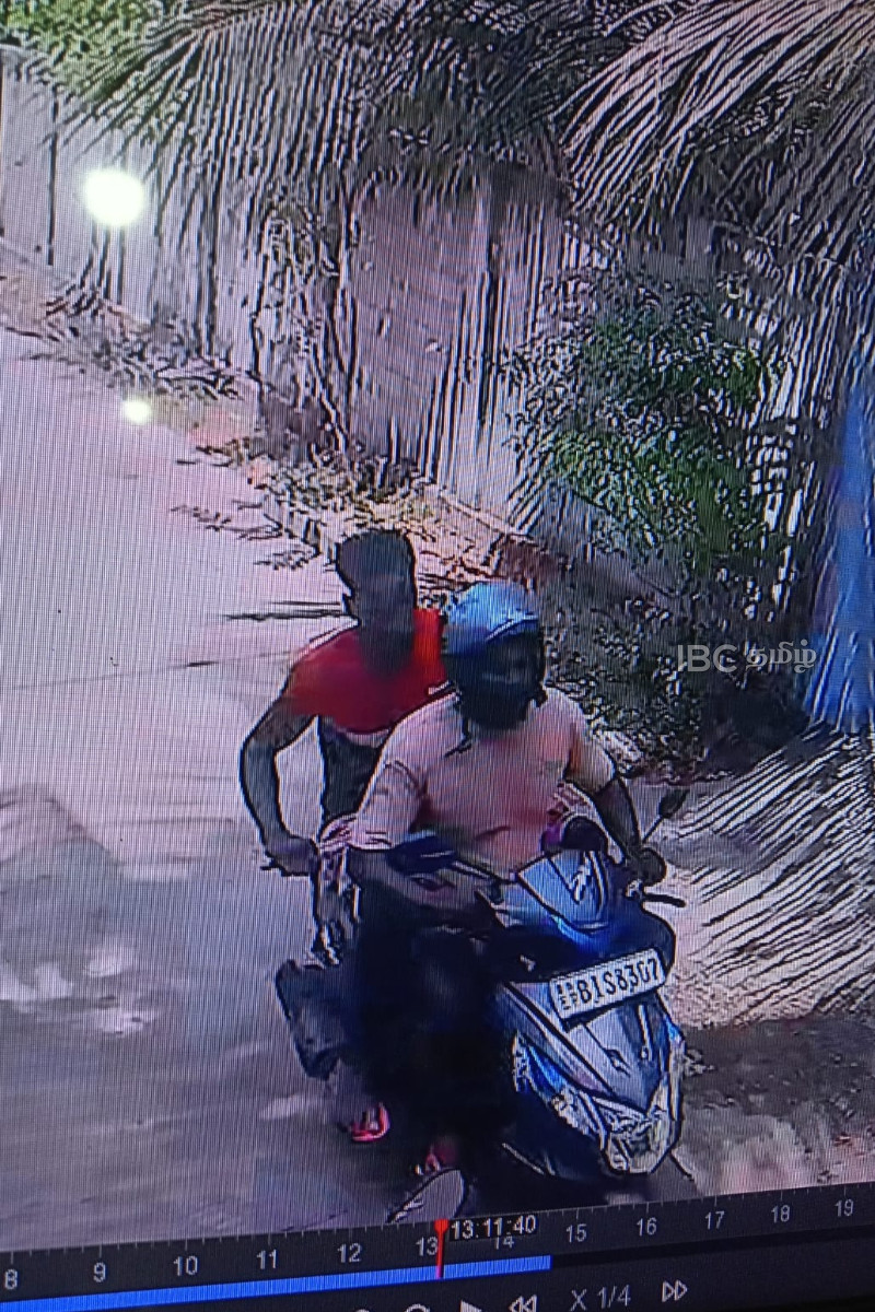 மட்டக்களப்பில் அடித்து நொறுக்கப்பட்ட வயோதிபரின் வீடு: தப்பியோடிய சந்தேகநபர்கள்! | Batticaloa Elderly Man House Attacked
