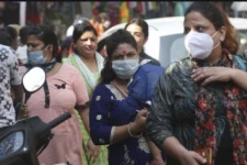 இலங்கையில் கொரோனா தடுப்பூசி போடுவது தொடர்பில் விசேட வைத்திய நிபுணர் வெளியிட்ட செய்தி