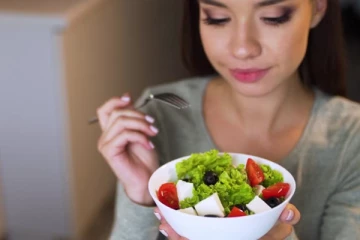 தினமும்  பெண்கள் இந்த 5 உணவுகளை கட்டாயமாக சாப்பிட வேண்டுமாம்.. கண்டிப்பா தெரிஞ்சுகோங்க!