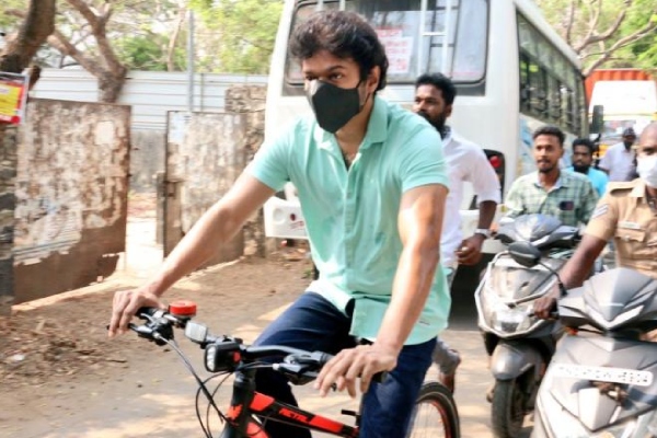 விஜய் இதனால் தான் சைக்கிளில் ஓட்டு போட போனார்! உண்மையை சொன்ன நடிகர் | Why Vijay Used Cycle To Go For Voting