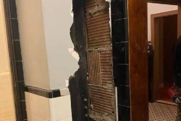 இரண்டு சுவர்களுக்கு இடையே 2 நாட்கள் சிக்கியிருந்த நபர்: நியூயார்க்கில் சம்பவம்