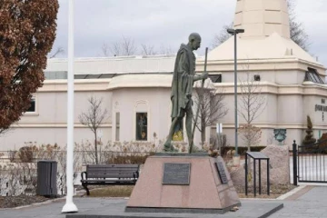 கனடாவில் காந்தி சிலைக்கு காலிஸ்தான் ஆதரவாளர்களால் நேர்ந்த நிலை!