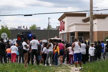 அமெரிக்காவில் பல்பொருள் அங்காடிக்குள் துப்பாக்கிச் சூடு - பலர் உயிரிழப்பு