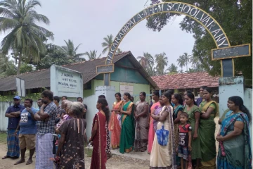 யாழில் பாடசாலை நுழைவாயிலை மறித்து பெற்றோர் எதிர்ப்புப் போராட்டம்!