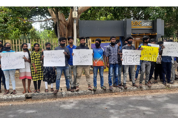 வாயில் கறுப்புத்துணிகளைக் கட்டி போராட்டத்தில் ஈடுபட்ட யாழ். பல்கலைக்கழக மாணவர்கள் | Journalist Attacked In Sri Lanka