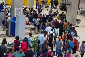 இலங்கை விமான நிலையத்தில் சிக்கியுள்ள 300 இந்தியர்கள்; 3 நாட்களாக தவிப்பு !