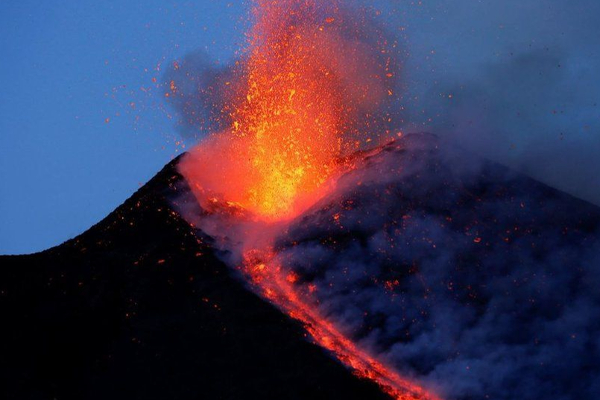 பொங்கி வழியும் தீப்பிழம்பு - எரிமலை வெடிப்பால் விமான சேவை ரத்து! | Italy Mount Etna Volcano Erupts Airport S Shutdown