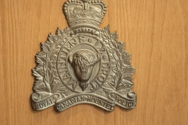 கனடாவில் மது போதையினால் பொலிஸ் அதிகாரிக்கு ஏற்பட்ட நெருக்கடி | Rcmp Officer Ordered To Resign After Driving Drunk