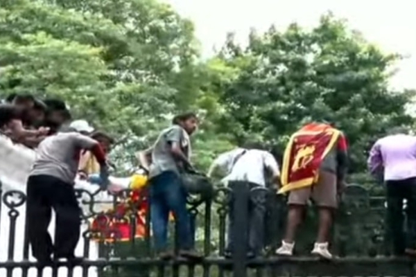 இலங்கை வரலாற்றில் ஜனாதிபதி ஒருவருக்கு ஏற்பட்ட பயங்கரம் | Protesters Reach Main Entrance President Home