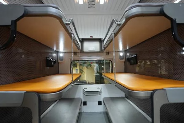 இந்தியாவின் முதல் வந்தே பாரத் ஸ்லீப்பர் ரயில்: அதிநவீன வசதிகள், டிக்கெட் விலை குறித்த முழு விவரம் | India S 1St Vande Bharat Sleeper Train Run Tomorro இந்தியாவின் முதல் வந்தே பாரத் ஸ்லீப்பர் ரயில்: அதிநவீன வசதிகள், டிக்கெட் விலை குறித்த முழு விவரம் | India S 1St Vande Bharat Sleeper Train Run Tomorro