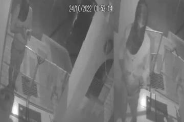 அப்பனே நீதான் காப்பாத்தனும்... செருப்பு கூட போடாம கோயில் உண்டியலை அலேக்கா தூக்கிச்சென்ற திருடன்!