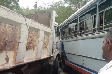 இரு வாகனங்களால் இரு மணிநேரம் முடங்கிய போக்குவரத்து