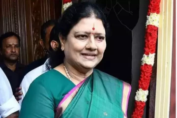 நாமக்கல் ஆஞ்சநேயர் கோவிலில் சாமி தரிசனம் செய்த சசிகலா - வைரலாகும் புகைப்படம்