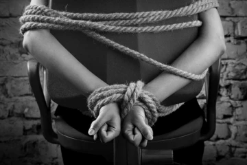 இளைஞரை கடத்தி சென்று தாக்குதல் நடத்திய போதைப்பொருள் விற்பனையாளர்