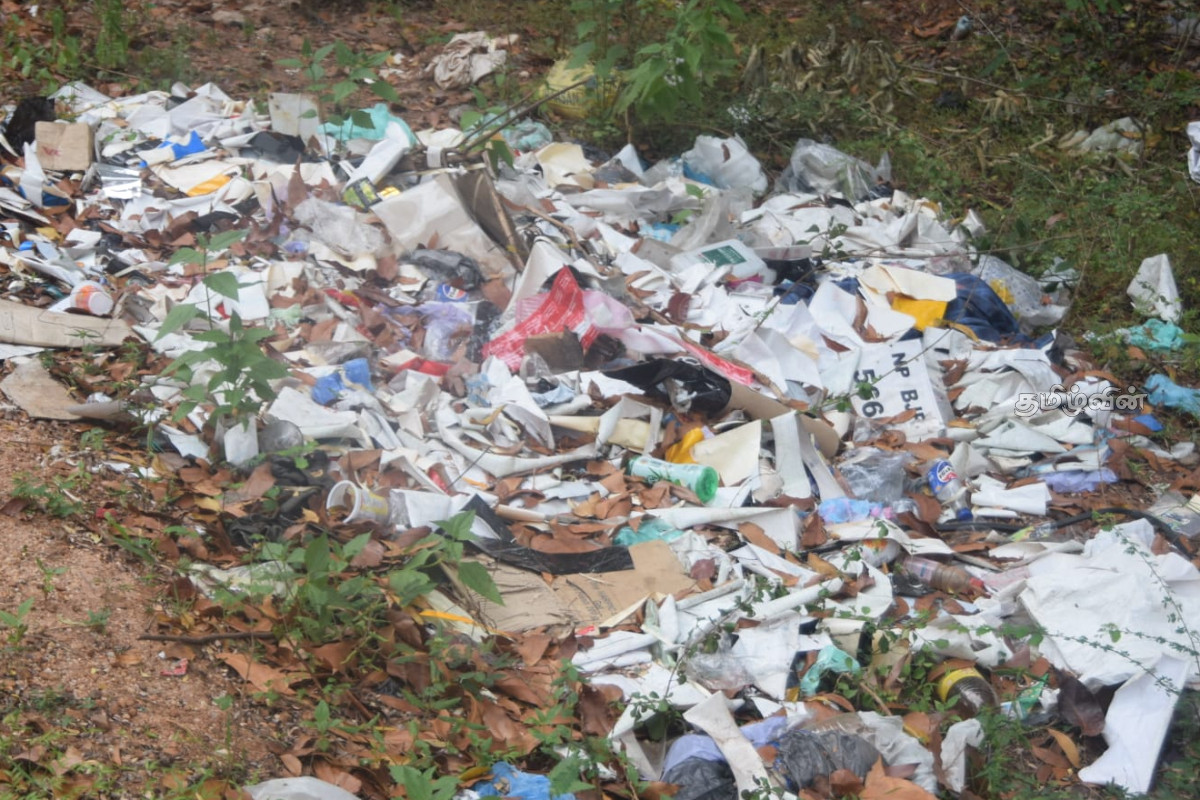 புதுக்குடியிருப்பில் அறிவிப்பினை மீறி கொட்டப்படும் கழிவுகளால் வீதியால் செல்லமுடியாத நிலை! | Waste Dumped Pudukkudiyuruppu Violating Notice