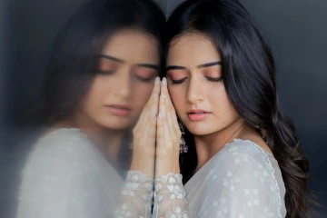 சாக்ஷி அகர்வாலை தள்ளி விட்ட கணவர்.. ஆனால் அதன்பின் நடந்ததை பாருங்க
