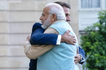 பாரிஸுக்கு உங்களை வரவேற்கிறேன் மோடி! கட்டித் தழுவிய பிரான்ஸ் ஜனாதிபதி