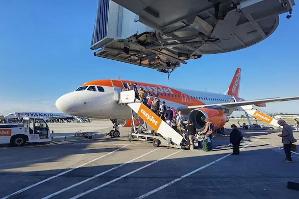 உயிரிழந்த மூதாட்டியை விமானத்திற்குள் ஏற்றிய குடும்பத்தினர்: விமான நிறுவனம் விளக்கம் | Old Passenger Found Deceased In Easyjet Flight