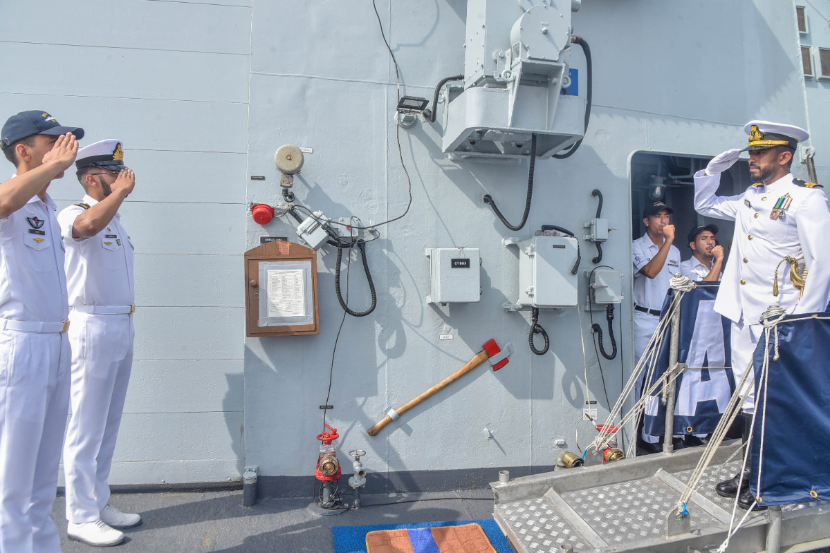 கொழும்பு துறைமுகத்தை வந்தடைந்த பாகிஸ்தான் போர்க் கப்பல்கள் | Pakistani Warships Arrive At Colombo Port