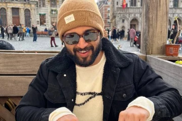 பீருக்கு அடிமை! டின்னருக்கு யாருடன் டேட்டிங் சென்று இருக்கிறார் நடிகர் விஜய்.. புகைப்படம்..