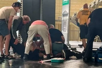 நியூயோர்க்கில் மரண அச்சுறுத்தலை எதிர்நோக்கிய எழுத்தாளர் மீது தாக்குதல்