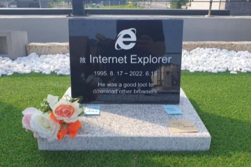 கல்லறை கட்டி இன்டர்நெட் எக்ஸ்புளோருக்கு அஞ்சலி: இணையத்தில் பரவும் வைரல் வீடியோ!