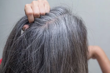 இளநரையால் அதிகம் சங்கடப்படுகிறீர்களா? உங்களுக்காக நச்சுனு நாலு டிப்ஸ் இதோ!