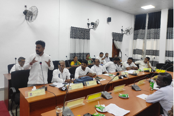 செங்கலடி எரிபொருள் நிலையத்தில் எரிபொருள் பதுக்கல்! பிரதேச சபையில் குற்றச்சாட்டு | Dissolution Of Pradeshiya Sabhas Economic Crisis