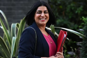 பிரித்தானியாவில் சட்டவிரோதமாக வேலை செய்த நூற்றுக்கணக்கான புலம்பெயர்ந்தோர் வெளியேற்றம்