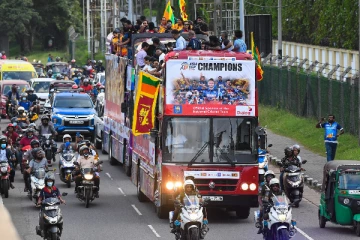 அதிகாலை நாட்டை வந்தடைந்த இரு அணியினர்; கொண்டாட்டத்தில் இலங்கை மக்கள்