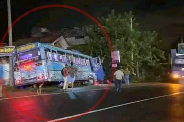 கொழும்பு நோக்கி பயணித்த பேருந்து விபத்து (Photos)