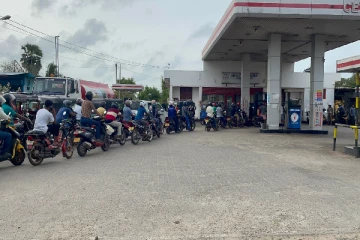 எரிபொருள் விலை அதிகரிப்பு: மன்னார் எரிபொருள் விற்பனை நிலையத்தில் குவிந்த மக்கள்(Photo)