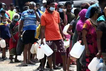 அத்தியாவசிய பொருட்களுக்காக நீண்ட வரிசையில் நிற்கும் மக்களிடம் முக்கிய கோரிக்கை