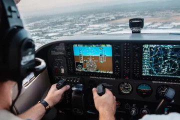 நடுவானில் உடல்நலம் பாதிக்கப்பட்ட விமானி: பதற்றமான சூழலில் உதவிக்கு ஓடிவந்த பயணி